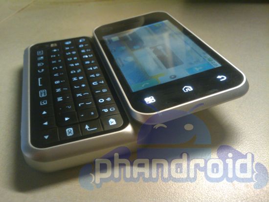 Motorola Backflip โทรศัพท์ที่คีย์บอร์ดพลิกได้ มี touch pad