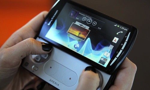 Sony ปล่อย ICS Beta ให้ผู้ใช้ Xperia Play เครื่อง Bootloader Unlocked ได้ทดสอบกันแล้ว
