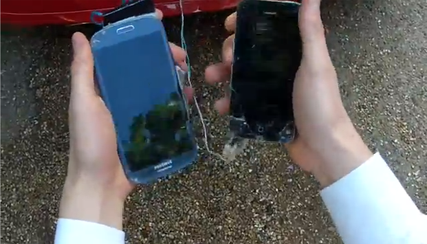 ใครจะถึกกว่ากันระหว่าง Galaxy S3 และ iPhone 4S ในการถูกรถลากบนถนน