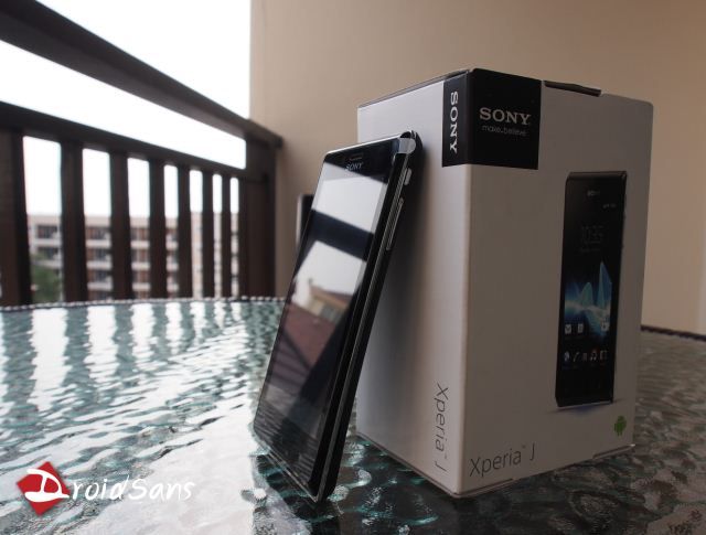 DroidSans Unbox : แกะกล่อง Sony Xperia J โค้ง เว้า เบา จิ๋ว