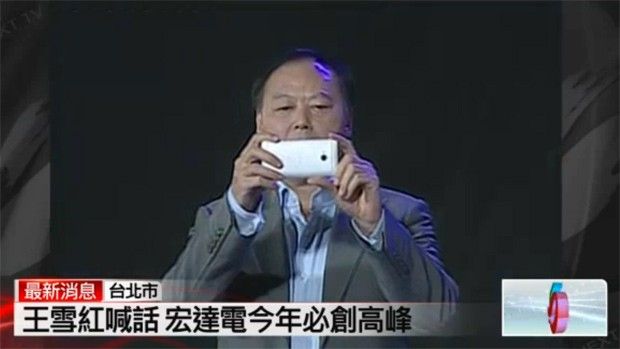 คอนเฟิร์ม! ประธาน HTC โชว์ตัว M7 กลางงานเลี้ยงบริษัท และฝาหลังที่อาจจะถอดได้