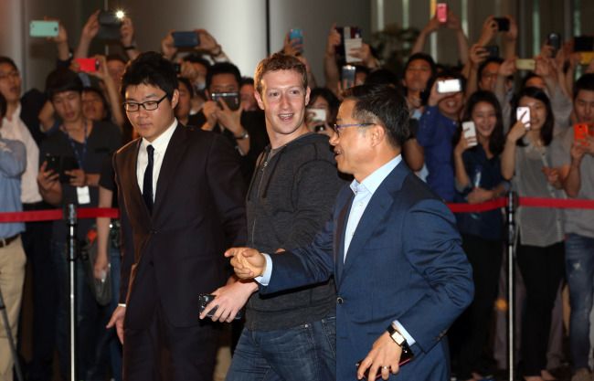 Mark Zuckerberg ดอดเข้าพบผู้บริหาร Samsung นำพา Facebook Phone