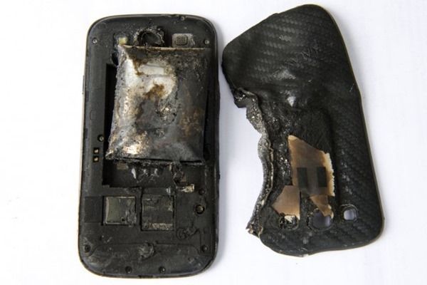 [updated] ระเบิดแล้วจ้า! เกิดเหตุ Samsung Galaxy S4 ระเบิดขณะชาร์จ S3 ก็ระเบิดด้วย