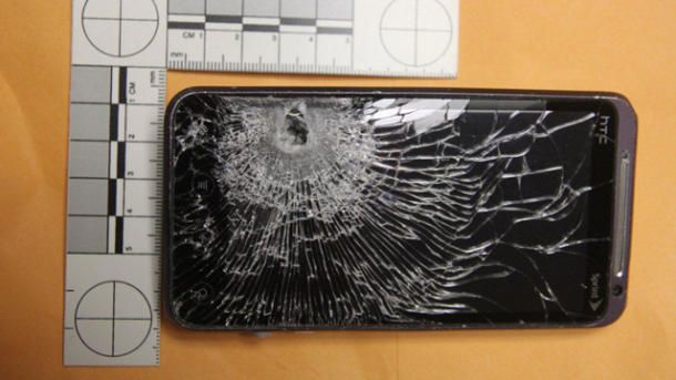 สมาร์ทโฟนช่วยชีวิต พนักงานปั้มน้ำมันโดนยิงแต่รอดเพราะมือถือในกระเป๋าเสื้อรับกระสุนแทน