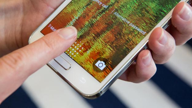 ไม่ต้องรอนาน…ระบบสแกนลายนิ้วมือของ Samsung Galaxy S5 ถูกแฮ็กเรียบร้อย