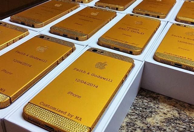 ประธานาธิบดีไนจีเรียแจก iPhone ทองฝังเพชรเป็นของชำร่วยในงานแต่งลูกสาว