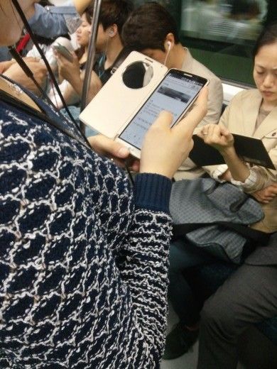 อุ้ย! เจอคนใช้ LG G3 พร้อมเคส Quick Cover บนรถไฟฟ้าใต้ดิน!