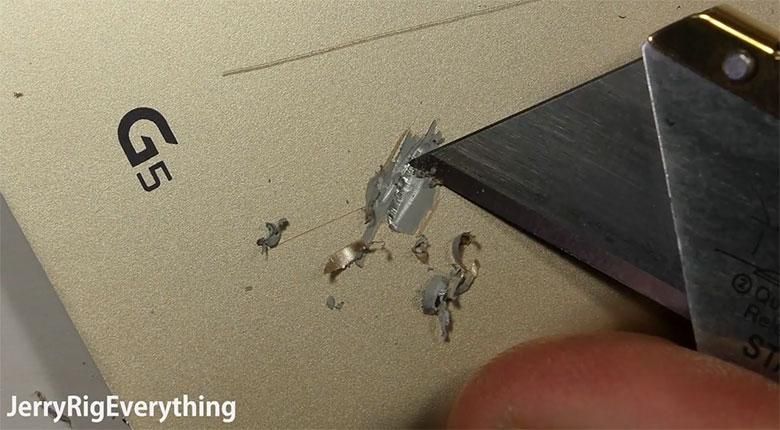 [Update] หรือแท้จริงแล้ว LG G5 มีฝาหลังเป็นพลาสติกที่เคลือบทับโลหะอยู่อีกชั้น ?