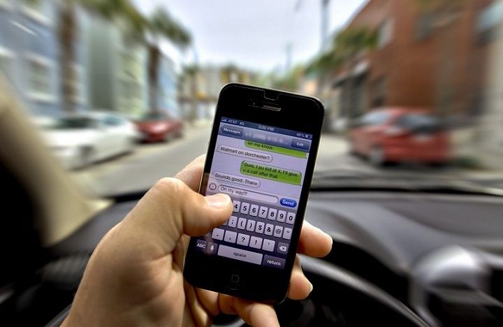 ชาวแคลิฟอร์เนียรวมกลุ่มฟ้องให้ Apple หยุดการขาย iPhone จนกว่าจะใส่ฟีเจอร์ห้ามแชทระหว่างขับรถ
