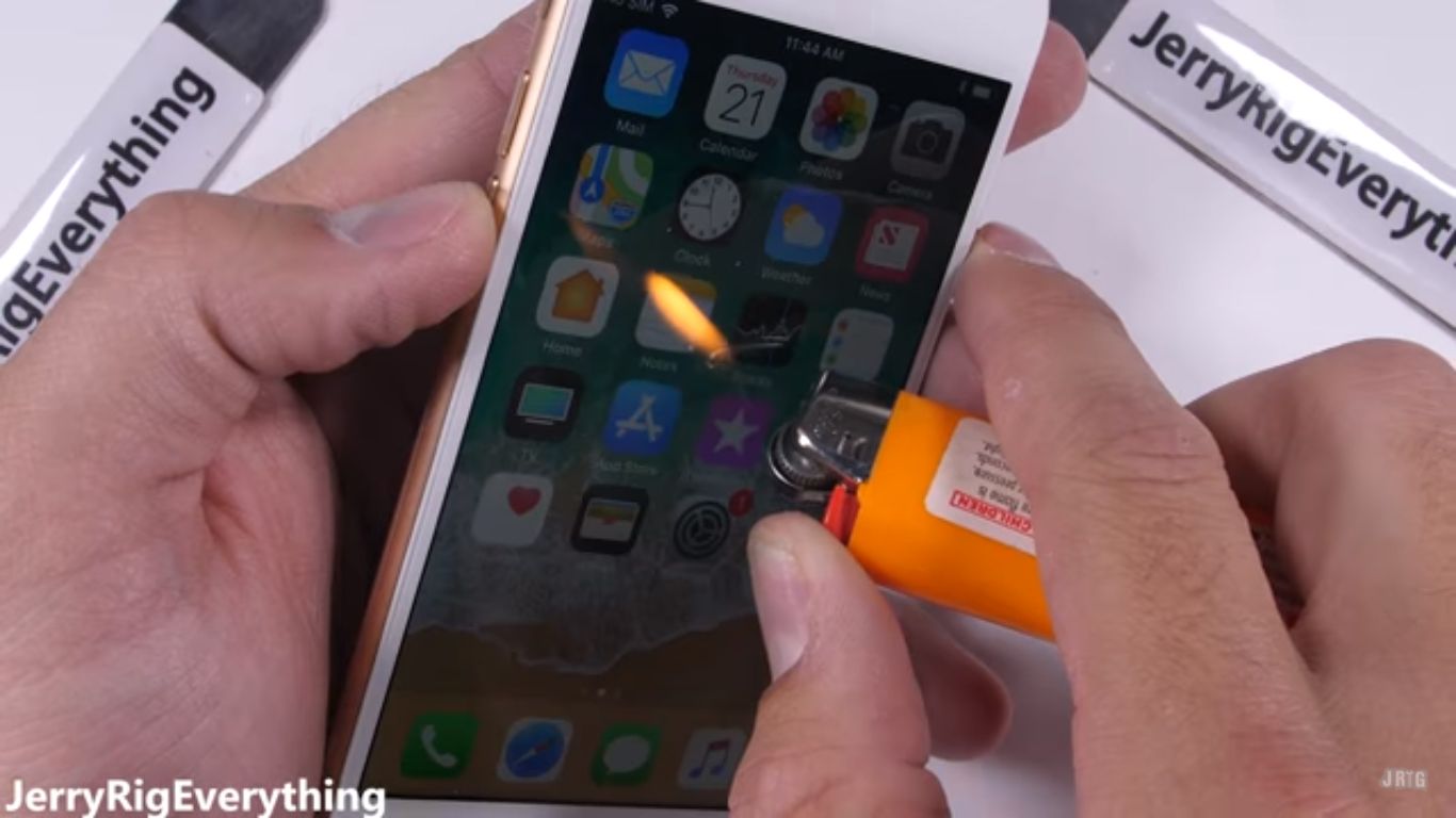 ทดสอบความทนทานของ iPhone 8 จาก Jerry ว่าแกร่งหรือเปราะแค่ไหน พร้อมการแกะตัวเครื่องดูไส้ในจาก iFixit