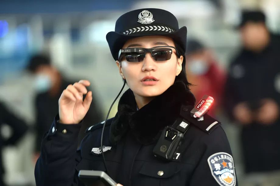 เจ้าหน้าที่จีนเริ่มมีการใช้แว่นอัจฉริยะในการสแกนใบหน้าเพื่อระบุตัวตนประชาชน