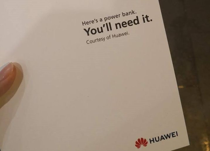 Huawei เห็นใจคนต่อคิวซื้อ iPhone XS และ XS Max แจก Power bank ให้ใช้ฟรีๆ