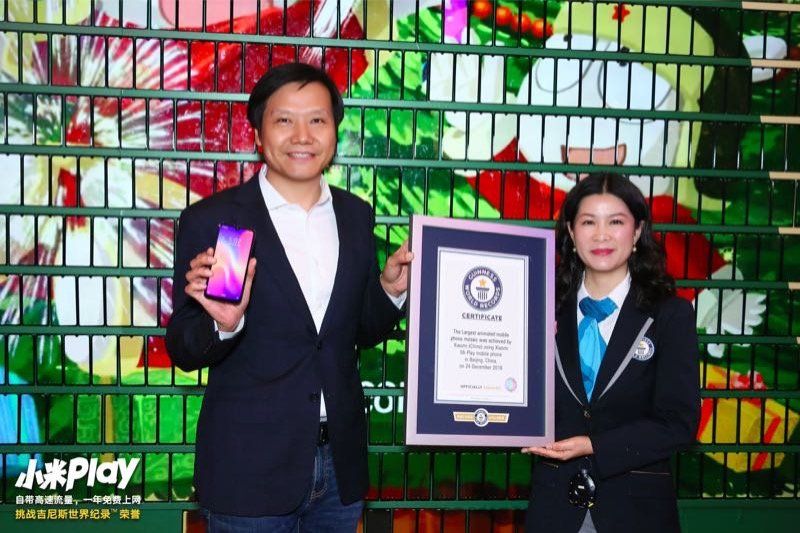 Xiaomi Play ทำสถิติกินเนสบุ๊คในวันเปิดตัว ด้วยการเอาไปสร้างต้นคริสต์มาสยักษ์สูง 7.9 เมตร