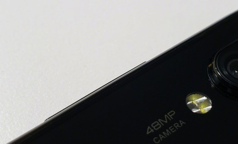 ประธานบริษัท Xiaomi แอบโชว์มือถือลึกลับมาพร้อมจอมีรู และกล้องหลังขนาด 48MP