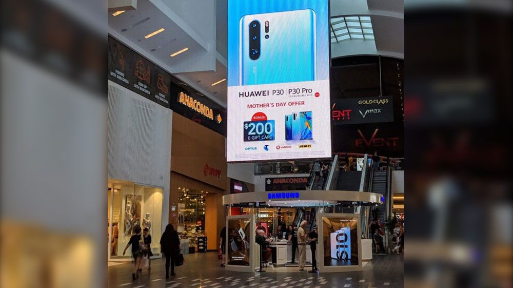 งานนี้มีเดือด! เมื่อ Huawei ติดตั้งป้ายโฆษณาขนาดใหญ่เหนือช็อป Samsung
