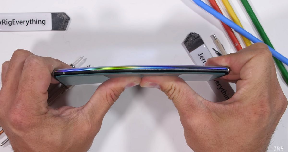 Galaxy Note 10+ ถึงมือ JerryRigEverything ทดสอบความอึด พบตัวเครื่องแข็งแรงสุดๆ จนไม่สามารถงอด้วยมือเปล่าได้