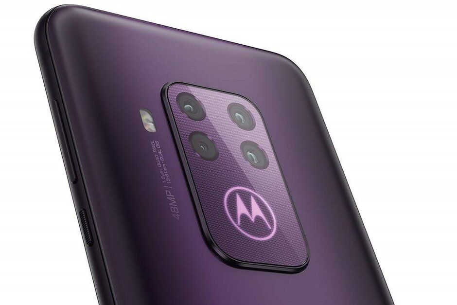 หลุดภาพล่าสุด Motorola One Zoom ยืนยันกล้องหลัง 4 ตัว พร้อมโลโก้เรืองแสง คาดเปิดตัวเร็วๆ นี้