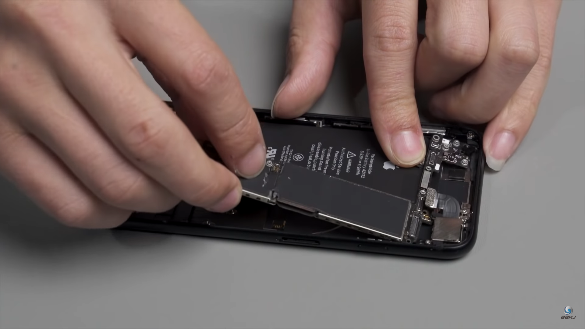 ชำแหละ iPhone SE (2020) เทียบ iPhone 8 พบชิ้นส่วนต่างๆ ภายในตัวเครื่อง