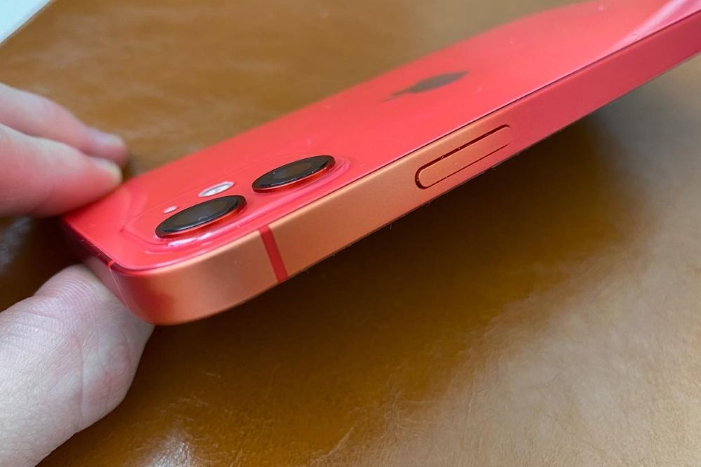 สื่อต่างประเทศพบ iPhone 12 “สีซีด” รอบเฟรมเครื่อง ทั้งที่ใส่เคสอย่างดีและใช้งานตามปกติ