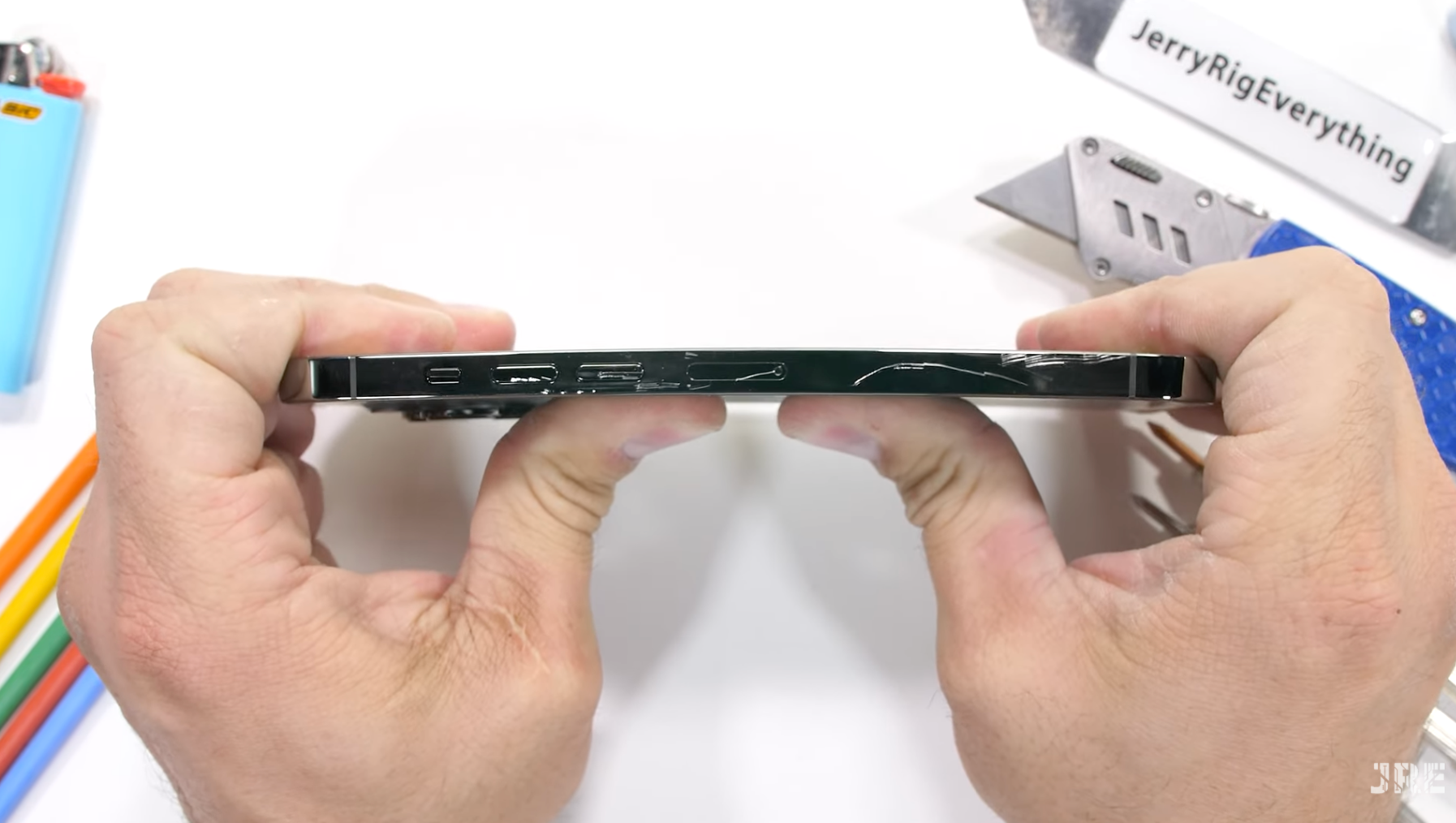 iPhone 13 Pro Max ถึงมือ JerryRigEverything ทรมานเต็มที่ พบอึดถึกกว่าที่คิดเอาไว้