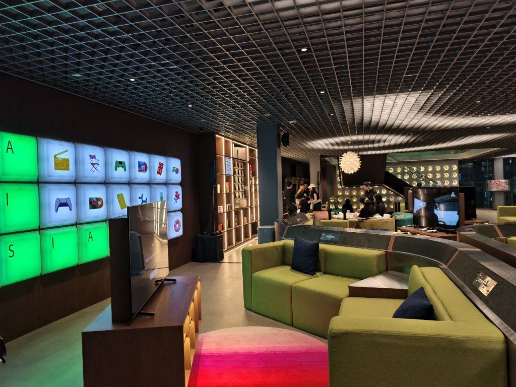 CO-PLAYING SPACE